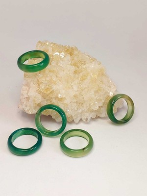 Yaşam Tohumu Yeşil Alacalı Akik Taşı Yüzük 6 mm Kalınlığında Standart Ölçü ile Şık Tasarım