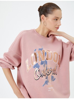Koton Kolej Sweatshirt Şardonlu Rahat Kalıp Uzun Parıltılı Baskılı Pamuklu