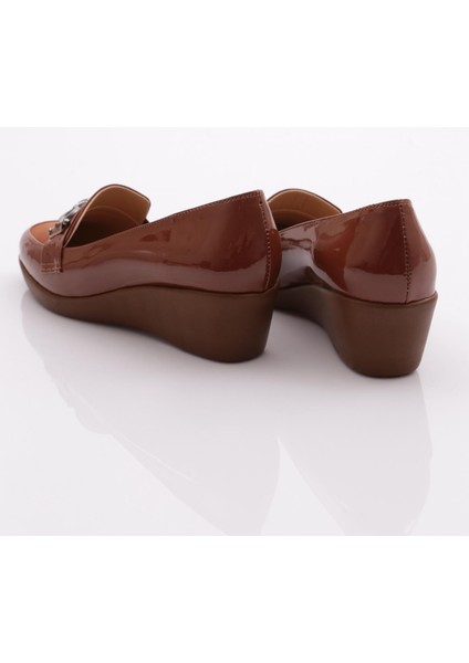 23072 Kadin Önü Metal Aksesuarli Dolgu Topuklu Ayakkabi modelleri