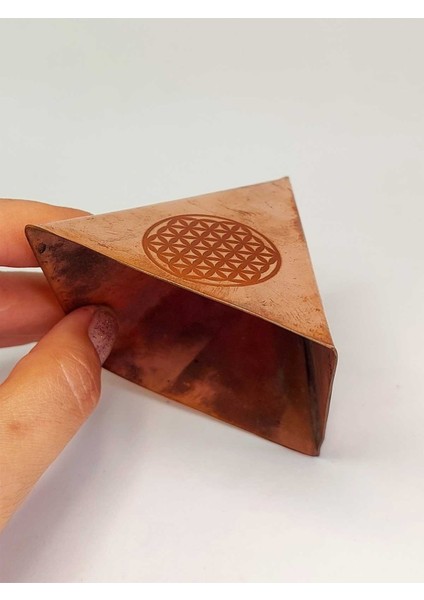 Bakır Piramit El Yapımı Küçük Boy Altı Açık Tek Tarafı Yaşam Çiçeği Sembollü