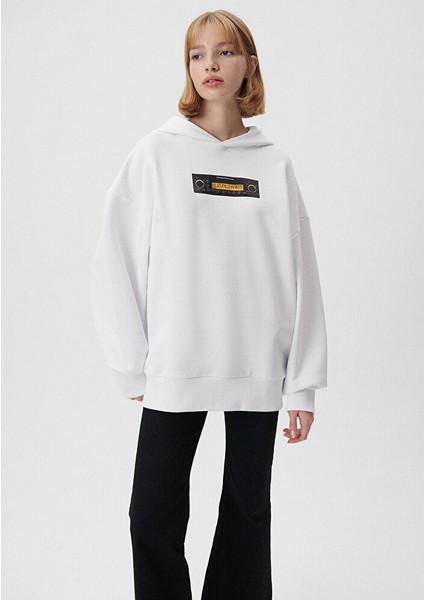 Hüzünlü Karışık Baskılı Kapüşonlu Beyaz Sweatshirt0S10124-620