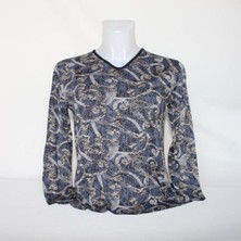 Yıldırım V Yaka Siyah Üstüne Mavi Beyaz Geometrik Desen Uzun Kol Penye Bluz