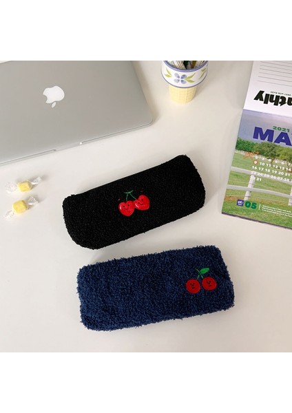 Kiraz Peluş Kırtasiye Çantası Ins Rüzgar Büyük Kapasiteli Depolama Kozmetik Çantası Öğrenci Taşınabilir Kalem Kutusu (Yurt Dışından) fırsatları