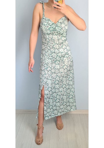 Omuzdan Bağlamalı Çiçekli Saten Elbise fiyatları