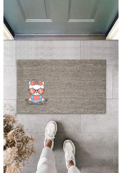 Dijital Baskı Kalitesi Gri Summer Time Yazılı Fiyonklu Gözlüklü Beyaz Kedi Dekoratif Kapı Paspası