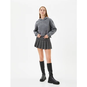 Kapşonlu Crop Kolej Sweatshirt Rahat Kalıp Şardonlu Kabartma Baskılı