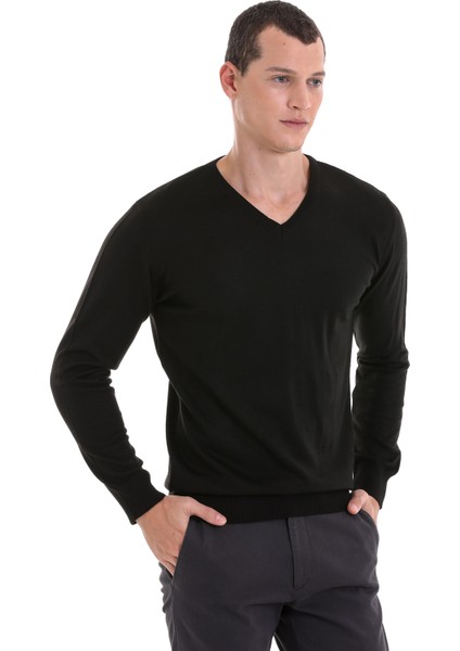 Siyah Regular Fit Düz V Yaka Yünlü Triko Kazak fırsatları