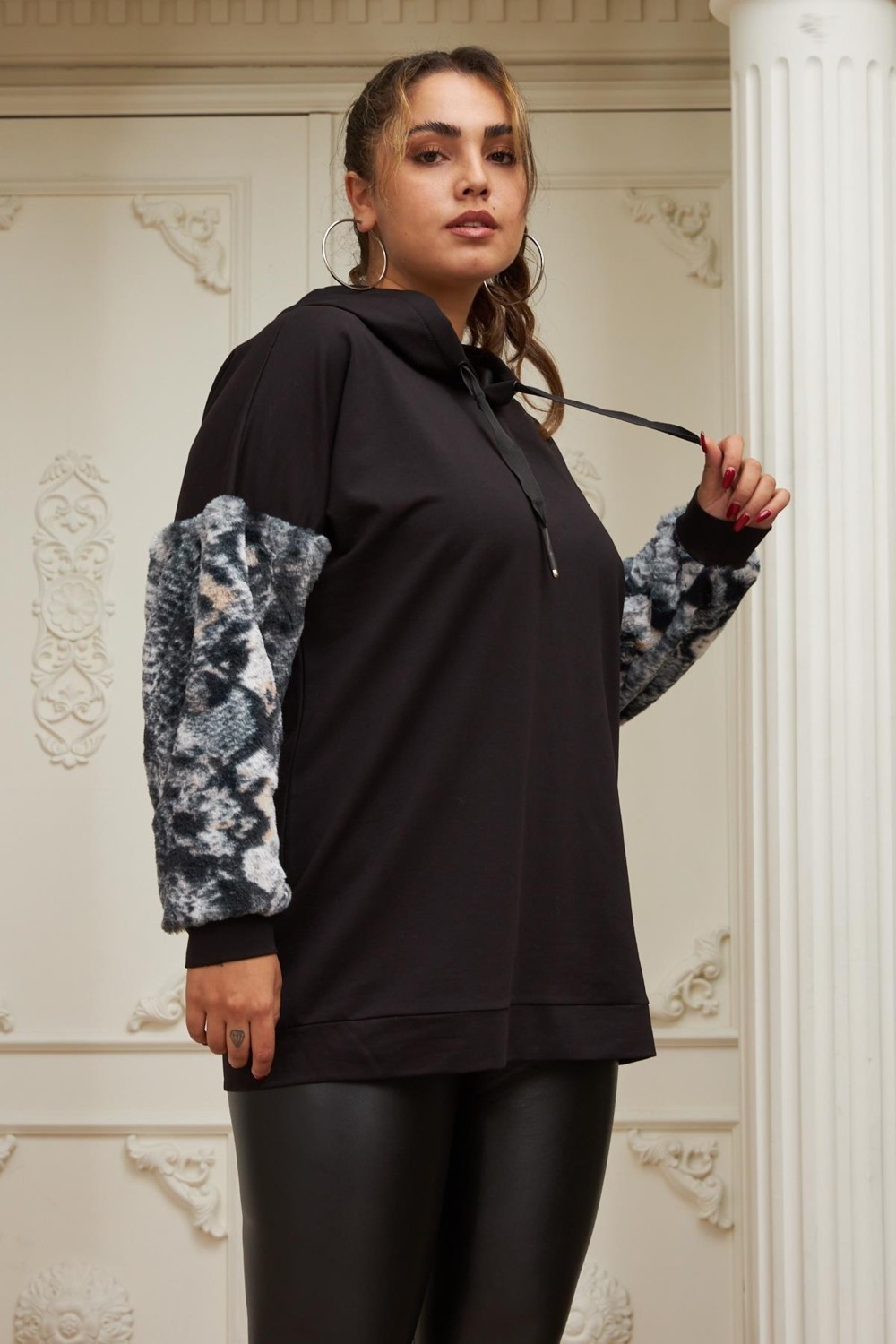 Rmg Kol Kürk Detaylı Büyük Beden Siyah Sweatshirt görsel 2