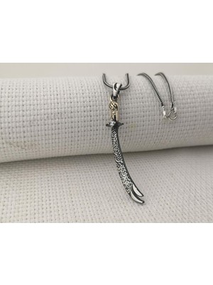 Takıhan La Feta Illa Ali La Seyfe Illa Zülfikar Yazılı Beyaz Taşlı 925 Ayar Gümüş Kolye