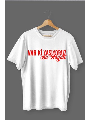 Çelik Auto Var Ki Yaşıyoruz Baskılı Pamuklu Likralı T Shirt Kırmızı Yazılı Beyaz Clk 46