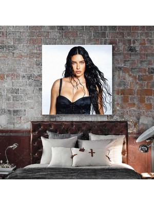 Atının Yanında Amazon Savunucu Mızrak Elinde Savaşçı Nü Kadın ve At Yatay Kanvas Tablo