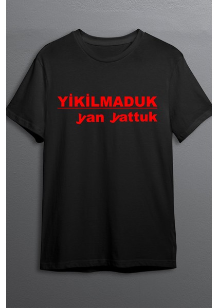Yıkılmaduk Yan Yattuk Baskılı Pamuklu Likralı T Shirt Kırmızı Yazılı Siyah Clk 53
