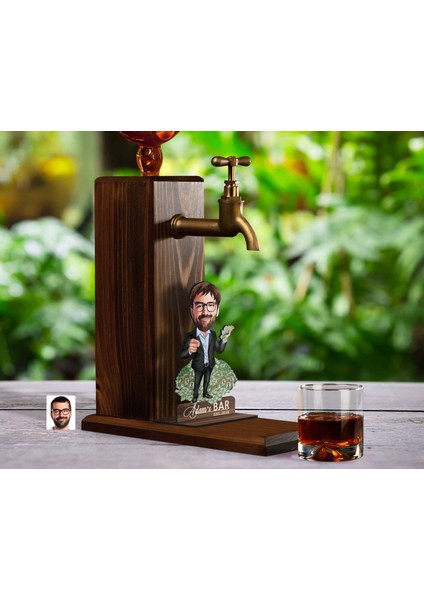 Gift Kişiye Özel Patron Baba Karikatürlü Musluklu Ahşap Viski Standı-5, Viski Çeşmesi, Doğum Günü Hediyesi, Içecek Dispenseri