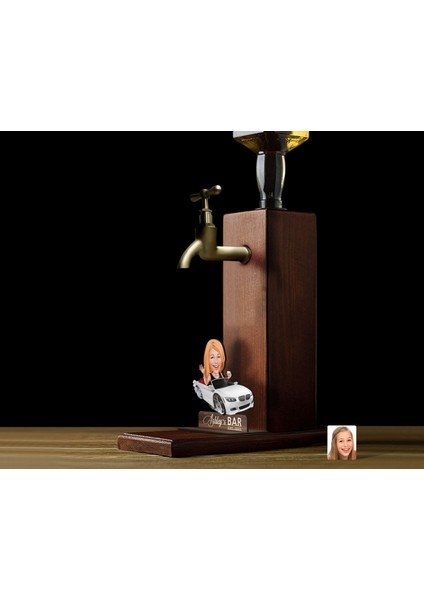 Gift Kişiye Özel Patron Anne Karikatürlü Musluklu Ahşap Viski Standı-3, Viski Çeşmesi, Doğum Günü Hediyesi, Içecek Dispenseri