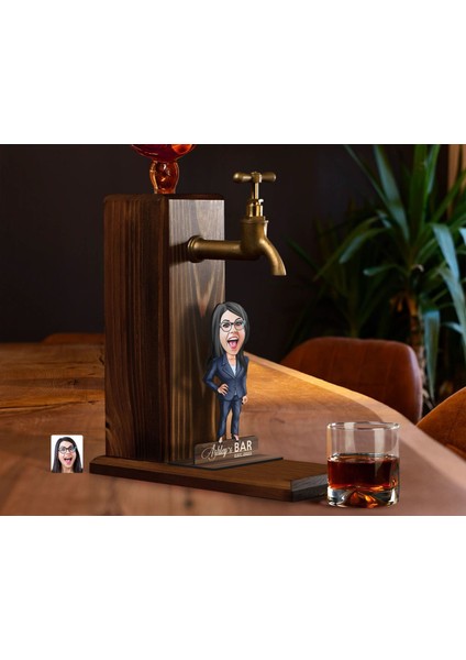 Gift Kişiye Özel Patron Anne Karikatürlü Musluklu Ahşap Viski Standı-5, Viski Çeşmesi, Doğum Günü Hediyesi, Içecek Dispenseri