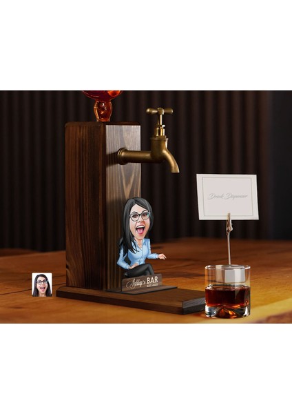 Gift Kişiye Özel Patron Anne Karikatürlü Musluklu Ahşap Viski Standı-5, Viski Çeşmesi, Doğum Günü Hediyesi, Içecek Dispenseri fırsatları