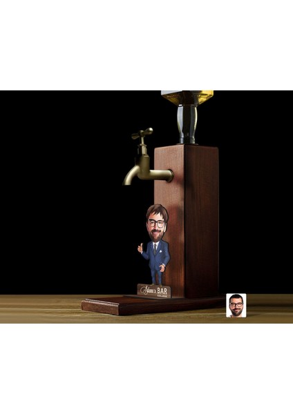 Gift Kişiye Özel Patron Baba Karikatürlü Musluklu Ahşap Viski Standı-6, Viski Çeşmesi, Doğum Günü Hediyesi, Içecek Dispenseri