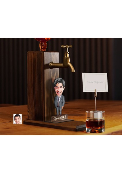 Gift Kişiye Özel Patron Baba Karikatürlü Musluklu Ahşap Viski Standı-7, Viski Çeşmesi, Doğum Günü Hediyesi, Içecek Dispenseri