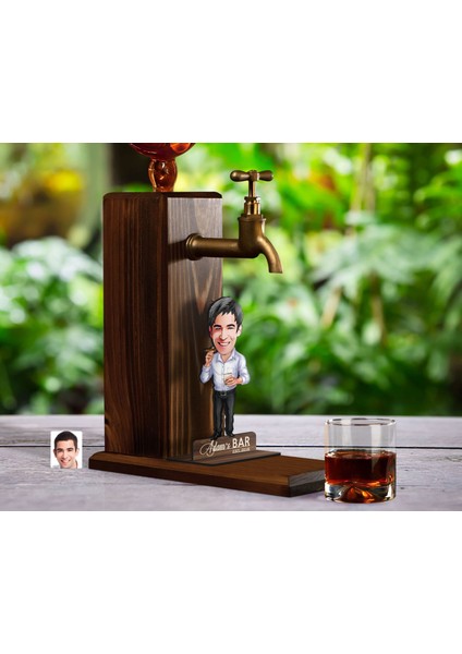 Gift Kişiye Özel Patron Baba Karikatürlü Musluklu Ahşap Viski Standı-1, Viski Çeşmesi, Doğum Günü Hediyesi, Içecek Dispenseri