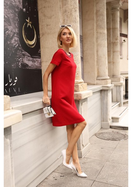 Kadın Yakası Işlemeli Kırmızı Elbise