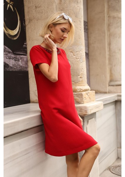 Kadın Yakası Işlemeli Kırmızı Elbise fiyatları