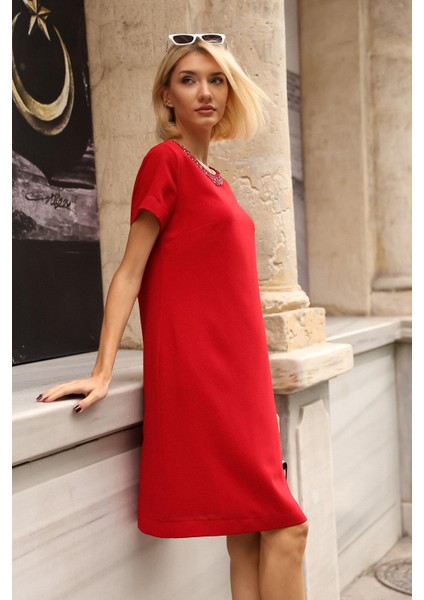 Kadın Yakası Işlemeli Kırmızı Elbise modelleri