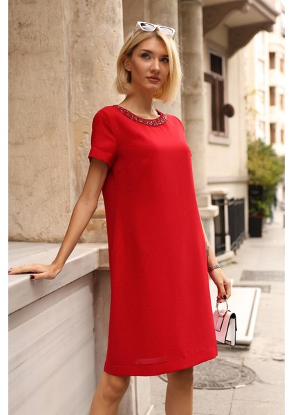 Kadın Yakası Işlemeli Kırmızı Elbise fırsatları