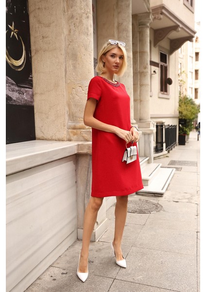 Kadın Yakası Işlemeli Kırmızı Elbise indirimleri