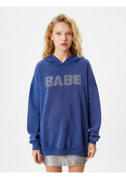 Uzun Kapşonlu Sweatshirt Işlemeli Şardonlu Pamuklu Rahat Kalıp modelleri