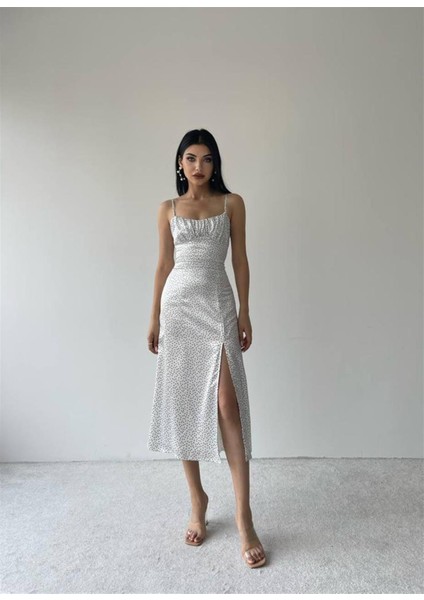 Nokta Desen Saten Beyaz Yırtmaçlı Elbise