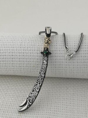 Takıhan La Feta Illa Ali La Seyfe Illa Zülfikar Yazılı Yeşil Taşlı 925 Ayar Gümüş Kolye