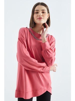 Veryperi Yaban Gülü O Yaka Asimetrik Etekli Kolye Aksesuarlı Oversize Tunik Sweatshirt - 02382