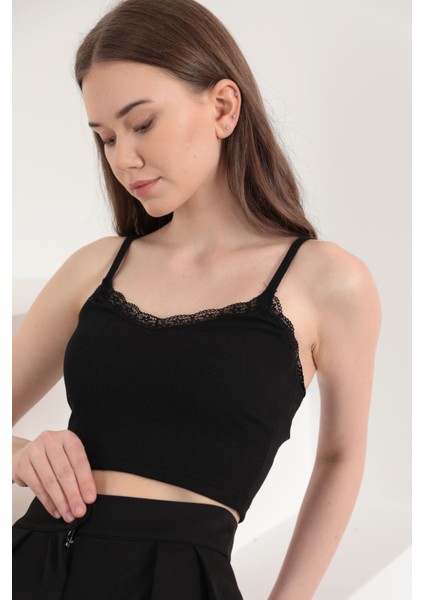 Kaşkorse Kumaş Dantel Esprili Askılı Kadın Crop-Siyah