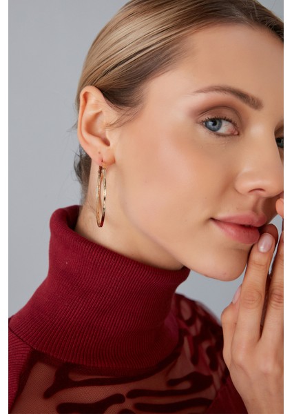 Kadın EclipticGlow Çizgi Desenli Model Altın Renk Rodyum Kaplama Orta Boy İnce Çember Halka Küpe fırsatları