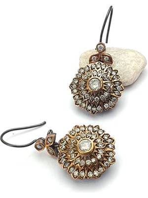 Elmas isciliginde zirkon taşlı 925  ayar gümüş otantik çiçek küpe