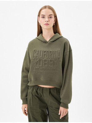 Koton Kapşonlu Crop Kolej Sweatshirt Rahat Kalıp Şardonlu Kabartma Baskılı