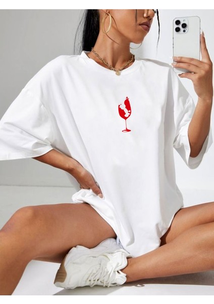 Kırmızı Şarap Kadehi Özel Tasarımlı Beyaz Tshirt Rahat Kalıp