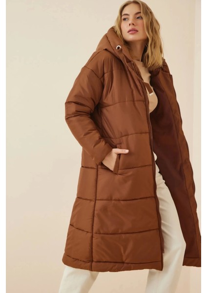 Kadın Çikolata Kapşonlu Uzun Oversize Şişme Mont HZL23W-BD151201