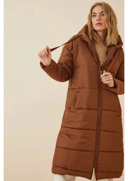 Kadın Çikolata Kapşonlu Uzun Oversize Şişme Mont HZL23W-BD151201 fiyatları