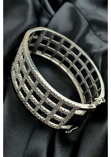 pırlanta ışıltısında zirkon taşlı 925 ayar gümüş lüks bileklik modelleri