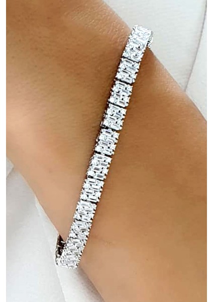 pırlanta ışıltısında baget taşlı 925 ayar gümüş lüks suyolu bileklik