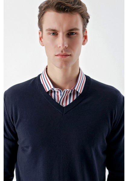 Erkek Lacivert Basic V Yaka Dynamic Fit Rahat Kesim Triko fırsatları