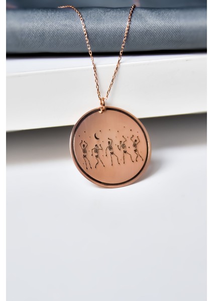 925 Ayar Gümüş Rose Kaplama Cadılar Bayramı, İskelet Dansı Çizimli Plaka Kolye fiyatları