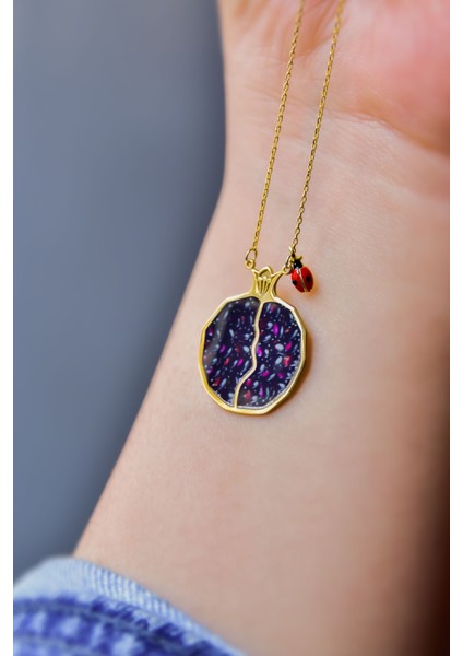 925 Ayar Gümüş Gold Kaplama Uğur Böcekli , Mineli Bolluk ve Bereket Tılsımı Nar Taneli Kolye fiyatları