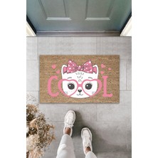 Dijital Baskı Kalitesi  Kahverengi Cool Pembe Gözlüklü Fiyonklu Kedi  Dekoratif Kapı  Paspası