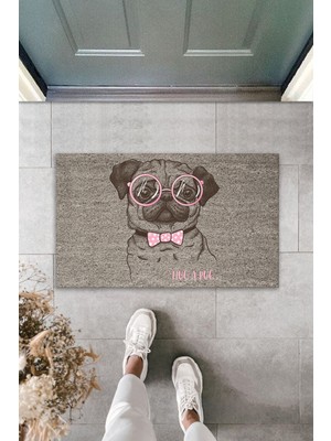 Stok Shop Dijital Baskı Kalitesi  Gri Hug A Pug Yazılı Pembe Fiyonklu Gözlüklü Köpek  Dekoratif Kapı  Paspası
