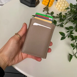 Laura - Teknolojik Vegan Deri Rfıd Korumalı Otomatik Pop-Up Mekanizmalı Modern Ince Tasarım Kompakt Kartlık/cüzdan, Anti Theft Cüzdan