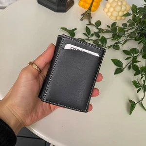 Laura - Teknolojik Vegan Deri Rfıd Korumalı Otomatik Pop-Up Mekanizmalı Modern Ince Tasarım Kompakt Kartlık/cüzdan, Anti Theft Cüzdan