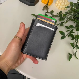 Laura - Teknolojik Vegan Deri Rfıd Korumalı Otomatik Pop-Up Mekanizmalı Modern Ince Tasarım Kompakt Kartlık/cüzdan, Anti Theft Cüzdan