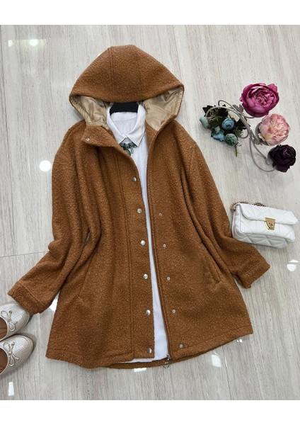 Fermuar ve Çıtçıt Detaylı Kapşonlu Astarlı Kaban